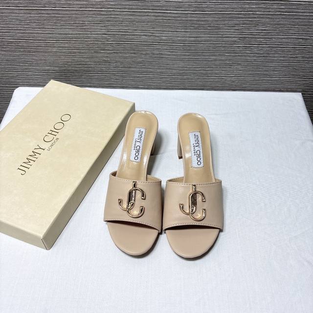 橙子出厂价 Jimmychoo 2024新款 Jc字母扣粗跟凉拖鞋 优雅又不失小性感，简洁的款式搭配jimmychoo专属金属扣jc扣式让整个鞋子都充满独具温婉